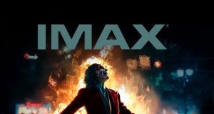 EL JOKER ESTÁ QUE ARDE EN LA PRESENTACIÓN DE SU NUEVO PÓSTER