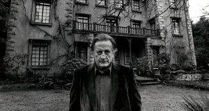 AL FINAL DE LA ESCALERA ENCUENTRA DIRECTOR PARA SU REMAKE