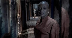 LA MALDICIÓN DE BLY MANOR NOS ENSEÑA SU «DETRÁS DE LAS CÁMARAS»