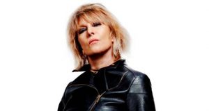 CHRISSIE HYNDE NOS HABLA DE LOS DETALLES DEL NUEVO ÁLBUM DE VERSIONES DE BOB DYLAN Y PRESENTA UN DOCUMENTAL ADJUNTO.