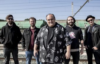 BENITO KAMELAS: Estrena el videoclip ‘El Renacer del Guerrero’, nuevo single de su próximo álbum ‘Resiliencia’ (18/06/21) Su alma mater, Quini nos habla del álbum.