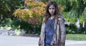 EL REMAKE DE OJOS DE FUEGO NOS PRESENTA IMAGEN CON SU PEQUEÑA PROTAGONISTA