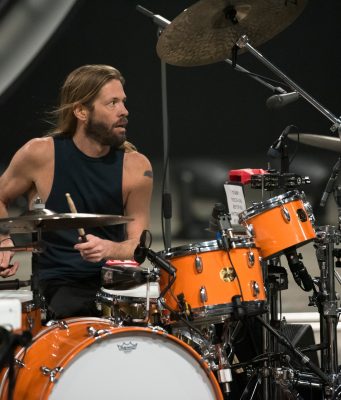 Hallado muerto en Bogotá Taylor Hawkins conocido por ser el batería de Foo Fighters.